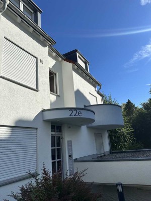 Stilvolle, modernisierte 2-Zimmer-Wohnung mit Balkon und Einbauküche in Usingen