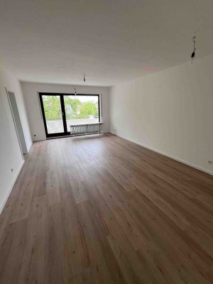 Schöne helle renovierte 2 ZKB Wohnung - sofort bezugsfertig - Balkon + Garage