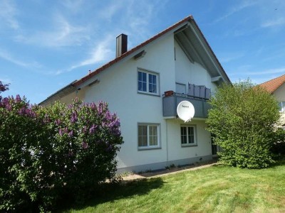Neues Zuhause oder lohnende Kapitalanlage: Zweifamilienhaus mit Doppelgarage