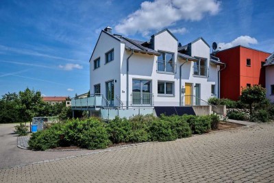 Familienfreundlich wohnen in Leiblfing: Lichtdurchflutetes Reihenendhaus mit Balkon und Garage