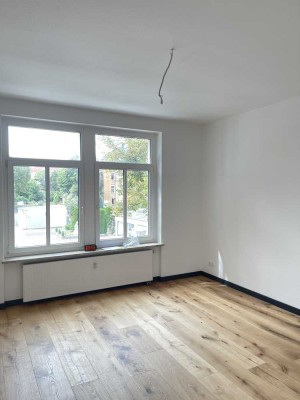 Hochwertig sanierte 2 Raumwohnung – mit Parkett, Balkon & Einbauküche