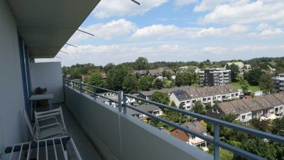 3-ZIMMER-WOHNUNG MIT GROßEM BALKON UND AUSBLICK ÜBERS TAL SOWIE EIGENEM STELLPLATZ - VER