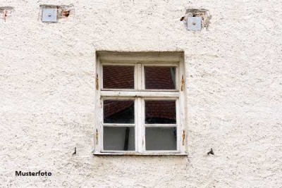 Abbruchreifes Einfamilienhaus mit Garage