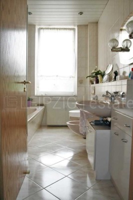 *geräumige 5 RWG mit EBK, eigener Terrasse, Garten und Garage uvm*