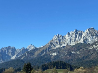 "Panorama-Living" mit moderner Küche - Phänomenaler Blick zum "Wilden Kaiser" und "Hahnenkamm" - zu kaufen in 6370 Kitzbühel