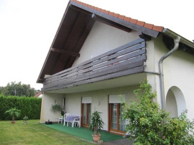 Zweifamilienhaus / Mehrgenerationshaus mit Grundstück und Carport
