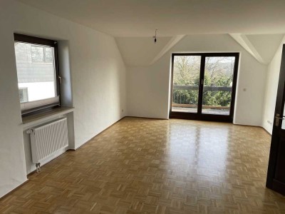 Helle, 4-Zi.-Wohnung auf 2 Etagen, 3 Balkone zzgl. Garage u. Keller