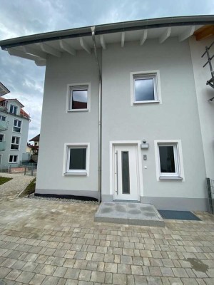 Erstbezug - schöne, hochwertige Doppelhaushälfte - Zentral und doch ruhig