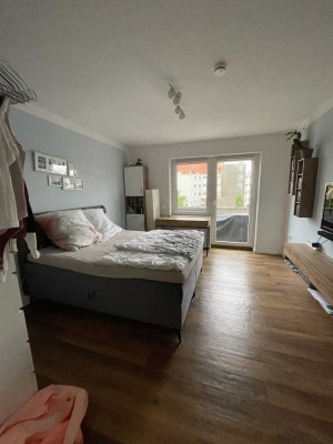 Gepflegte helle 1-Zimmer-Wohnung mit Balkon und Einbauküche in Pfersee