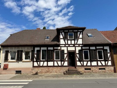 Historischer Charme trifft moderne Möglichkeiten
- Charmantes Altstadthaus mit zwei Wohneinheiten i