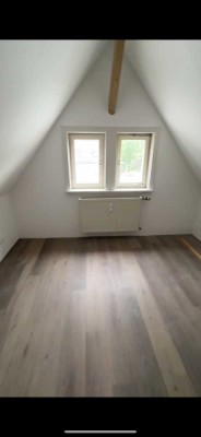 2024 renovierte 2-3 Zimmer DG Wohnung mit Altbaucharme inmitten der Metropolregionen