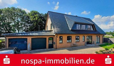 TOP-Gepflegtes und wertiges Einfamilienhaus mit Kaminofen, Doppelgarage und großem Garten!