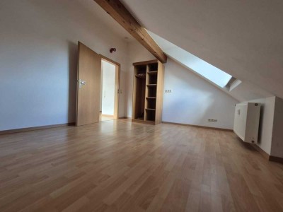 76m² DG 3 Zimmer Wohnung / 2x WG Zimmer - ab sofort befristet bis 28.02.2026