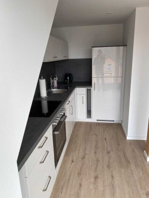 frisch sanierte und modernisierte sowie möblierte DG-Wohnung zu vermieten