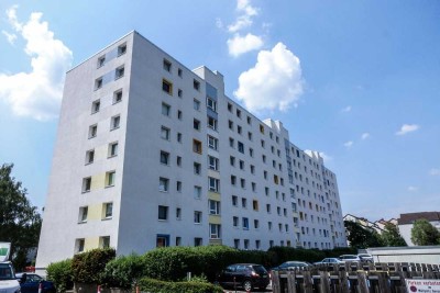 Teilweise sanierte 1 Zimmer Wohnung mit Loggia