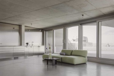 Stilvolles Penthouse mit edler Edelstahlküche, rohen Betonakzenten, privater Dachterrasse & SPA