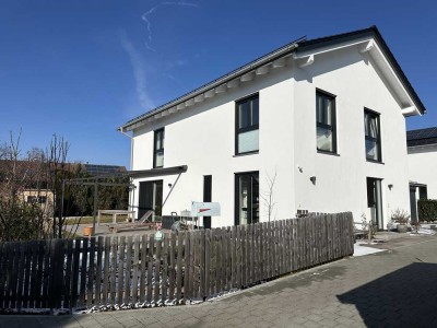 Neuwertig , modern, energieeffizientes großes Einfamilienhaus