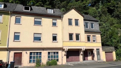 *Zum Vermieten oder selbst einziehen*Großes renovierungsbedürftiges 2 Familienhaus mit Gewerbefläche