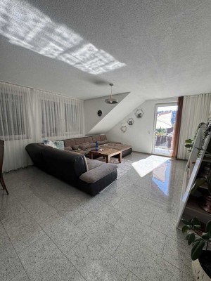 Vielfältig nutzbares Mehrfamilienhaus mit großem Garagenkomplex, Hebebühne und 8 Außenstellplätzen