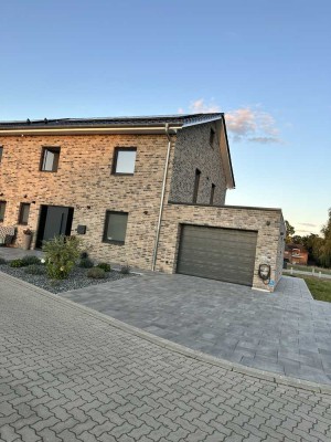 Neubau Doppelhaushälfte Erstbezug mit hochwertiger Ausstattung