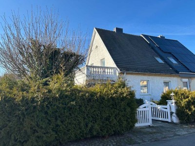 Großes Grundstück, Pool &amp; viel Potenzial – sanierungsbedürftige Doppelhaushälfte in Toplage!