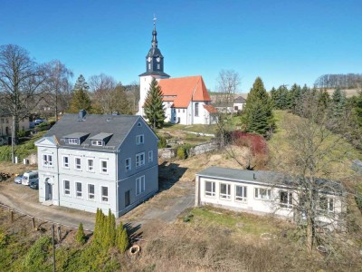 +++ Modernes Wohnen im historischen Schulhaus mit viel Platz für Ihre Ideen +++