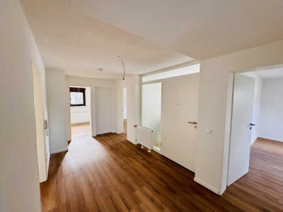 Provisionsfrei! Erstbezug nach Sanierung – Stilvolle 3,5-Zimmer-DG Wohnung mit Garage in Pfinztal.