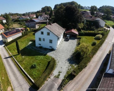 Zum Renovieren! Zweifamilienhaus auf großem Grundstück!