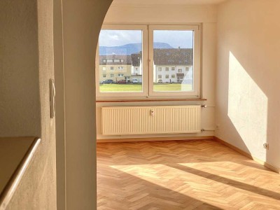 "Ankommen, Aufblühen, Bleiben: Helle 6,5-Zimmer-Wohnung mit 2 Balkonen, Terrasse & Gartenmitnutzung"