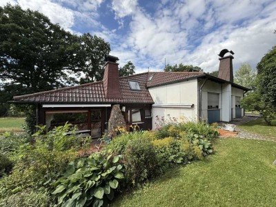 Familienparadies mit Potenzial: Zweifamilienhaus, weitläufiges Grundstück & Nebengebäude- Wiesengrun