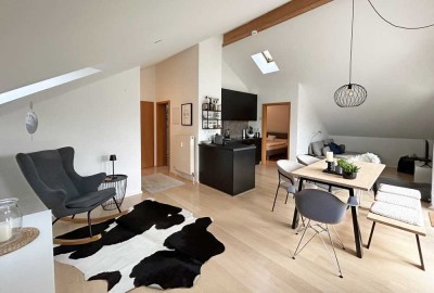 Wunderschöne 2-Zimmer-DG-Wohnung mit Balkon, neuer Einbauküche und Tageslichtbad