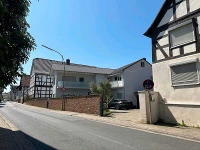 Zwei Häuser zu einem Preis in Hasselroth zu verkaufen.