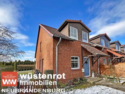 HELLES UND MODERNES REIHENENDHAUS MIT ZWEI GAUBEN + TERRASSE UND GRUNDSTÜCK IN KRÖPELIN