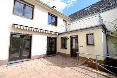 Gepflegtes Haus mit Baugrundstück in Spich