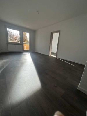 sonnige 4-Zimmer-Wohnung und Balkon und Aufzug