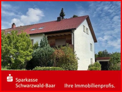 Zweifamilien-Doppelhaushälfte mit zwei Garagen