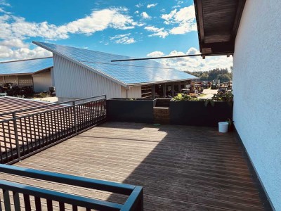 Großzügige Wohnung mit zwei Zimmern sowie Balkon, Terrasse und Einbauküche in Lutzmannsdorf