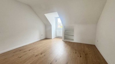 Nähe Plärrer ! Helle 4-Zi-DG-Whg.  84 m², moderne Einbauküche, 3.OG ohne Aufzug