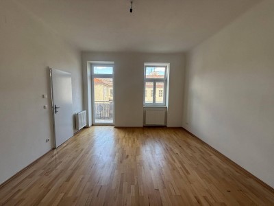 Helle 4-Zimmer Altbauwohnung mit Balkon