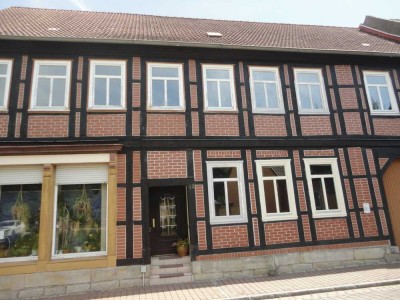 Vierseitenhof mit 2 Wohneinheiten,kleiner Gewerbeeinheit und viel Nebengelass.