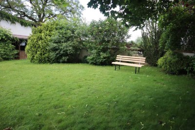 Attraktive 3,5-Zimmer-Erdgeschosswohnung mit eigenem Garten und Doppelgarage