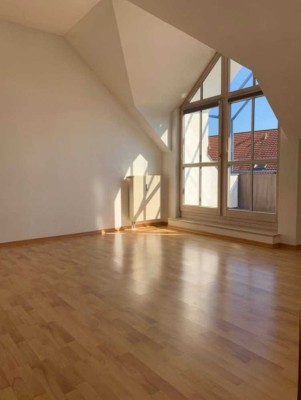 Helle 3-Zimmer-DG-Wohnung mit Balkon & EBK