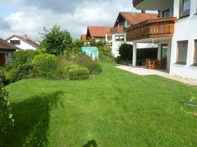 Gut ausgestattete und ruhige 3-bzw. 2-Zimmer-Terrassenwohnung mit großem Garten und Einbauküche