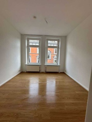 Stilvolle 3-Zimmer-Wohnung mit hochwertiger Küche, 2 Bädern & Loggia (befristet)