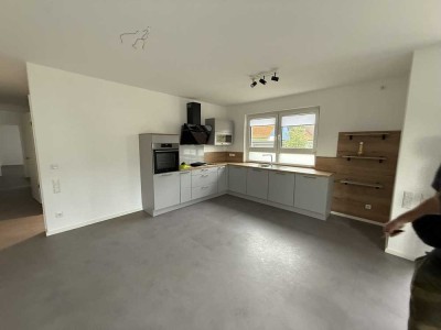 Helle Neubau Wohnung aus 2021 mit Garten