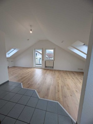 Geschmackvolle 1,5-Zimmer-DG-Wohnung mit Balkon und Einbauküche in Aidlingen