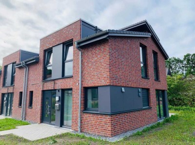 Moderne, helle Doppelhaushälfte (KfW-55) mit Smart Home, EBK und Garten – nahe Krankenhaus