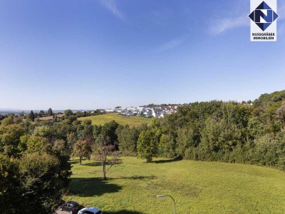 Naturnah mit herrlichem Blick: gepflegte 4,5-Zimmer-Wohnung mit Aufzug und Balkon