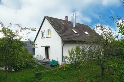 **Gepflegtes 1-2 Familienhaus mit großem Garten und tollem Ausblick!**