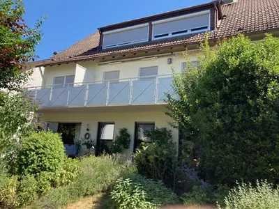 Gut geschnittene 2-Raum-Wohnung mit Balkon und Einbauküche in Kronberg im Taunus